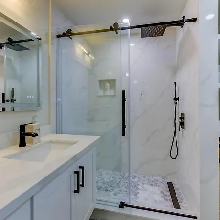 Private Deluxe Suite! *Location*: Ms, Lakes, Shops